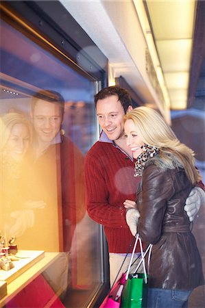 simsearch:6122-07704462,k - Couple window shopping together Stock Photo - Premium Royalty-Free, Code: 649-05820990