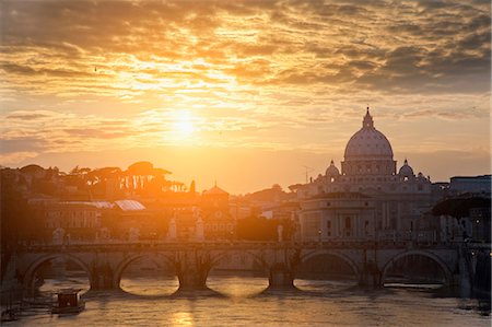 St Peters Basilica and bridge on canal Stock Photo - Premium Royalty-Free, Code: 649-05821274