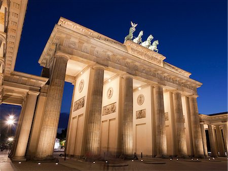 pillar monument horse - Ornate statues on columned building Stock Photo - Premium Royalty-Free, Code: 649-05821463