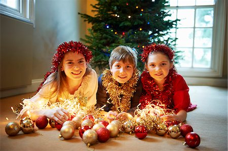 Enfants avec des décorations de Noël Photographie de stock - Premium Libres de Droits, Code: 649-05949510