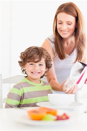 pouring - Mother pouring cereal for son Foto de stock - Sin royalties Premium, Código: 649-05949948