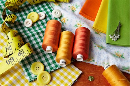 Thread, buttons, measuring tape on desk Stock Photo - Premium Royalty-Free, Code: 649-05950270