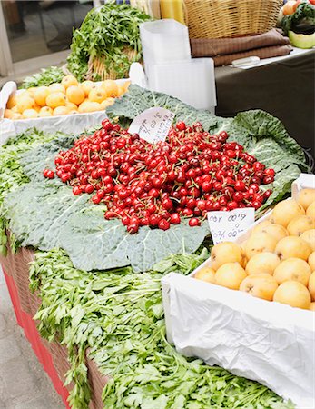 fruit display and price - Fresh produce for sale on table Stock Photo - Premium Royalty-Free, Code: 649-05950474