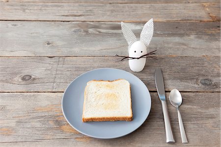 Rabbit decoration and plate of toast Stock Photo - Premium Royalty-Free, Code: 649-05951009