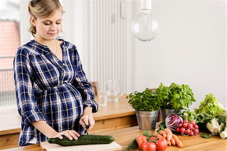 photograph of pregnant women - Pregnant woman chopping vegetables Foto de stock - Sin royalties Premium, Código: 649-06000449