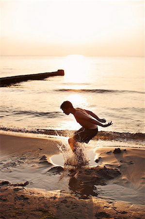 Adolescent jouant dans l'eau Photographie de stock - Premium Libres de Droits, Code: 649-06001790