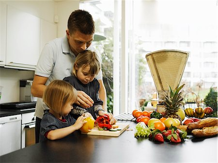 simsearch:6108-06907066,k - Father and daughters chopping peppers Stock Photo - Premium Royalty-Free, Code: 649-06001856