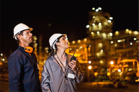Travailleurs parlant à la raffinerie de pétrole Photographie de stock - Premium Libres de Droits, Code: 649-06040448