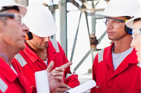 Travailleurs parlant à la raffinerie de pétrole Photographie de stock - Premium Libres de Droits, Code: 649-06040472