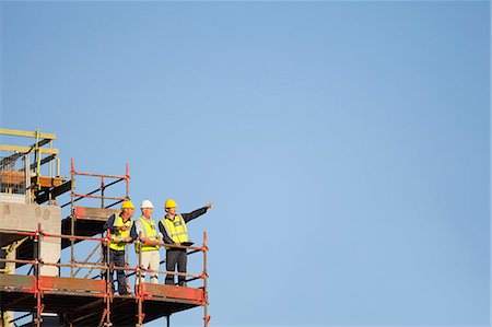 Arbeitnehmer stehen auf Gerüsten vor Ort Stockbilder - Premium RF Lizenzfrei, Bildnummer: 649-06040802