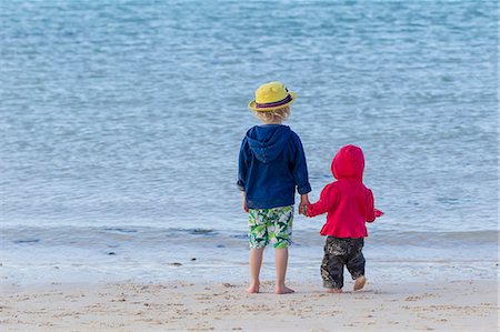 simsearch:649-06352471,k - Children holding hands on sandy beach Stock Photo - Premium Royalty-Free, Code: 649-06040839
