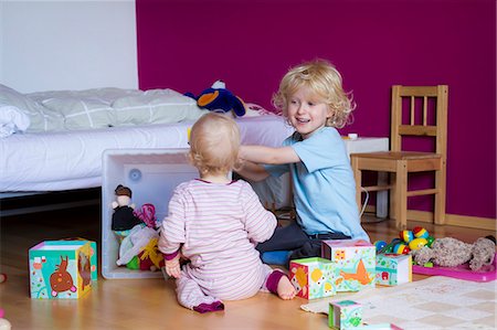 recuerdos - Siblings playing together in bedroom Foto de stock - Sin royalties Premium, Código: 649-06040830