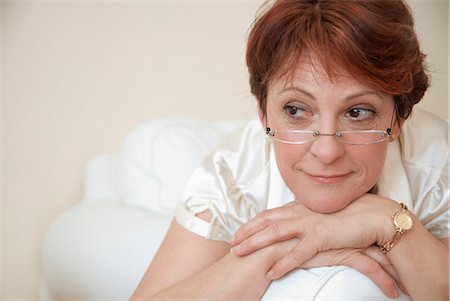 simsearch:614-08392638,k - Smiling woman resting chin in hands Stock Photo - Premium Royalty-Free, Code: 649-06040945