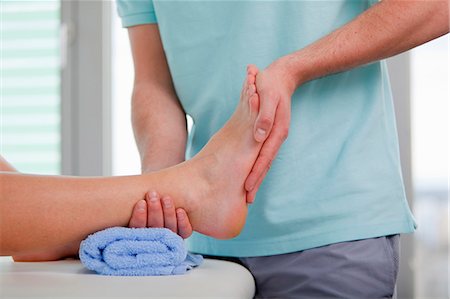 physiotherapist - Doctor examining womans feet in office Foto de stock - Sin royalties Premium, Código: 649-06041090