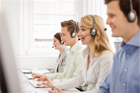 Business people working in headsets Foto de stock - Sin royalties Premium, Código: 649-06041208