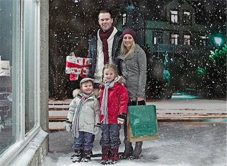 simsearch:649-06532763,k - Famille achats dans la neige de Noël Photographie de stock - Premium Libres de Droits, Code: 649-06041422