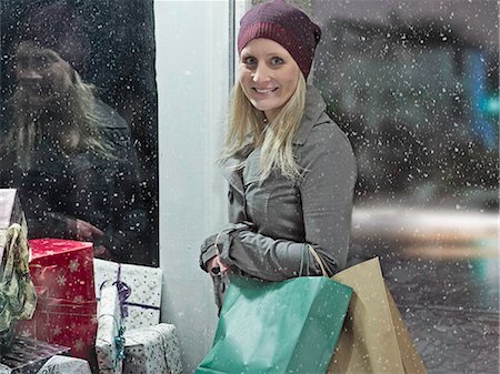 simsearch:649-06532763,k - Femme portant des sacs à provisions dans la neige Photographie de stock - Premium Libres de Droits, Code: 649-06041423