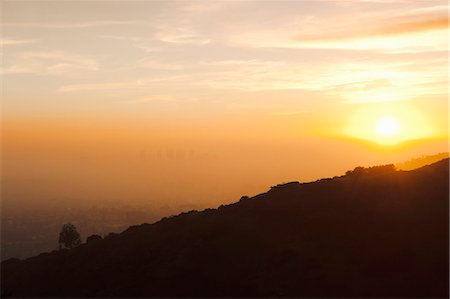 Silhouette de colline au coucher du soleil Photographie de stock - Premium Libres de Droits, Code: 649-06041492