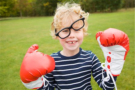 Boy playing with boxing gloves outdoors Foto de stock - Sin royalties Premium, Código: 649-06041783