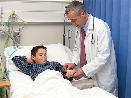 picture of sick patient - Doctor examining patient in hospital Stock Photo - Premium Royalty-Free, Code: 649-06112715