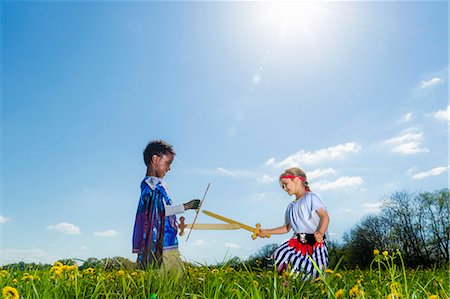 Boys playing dress up outdoors Foto de stock - Sin royalties Premium, Código: 649-06112823