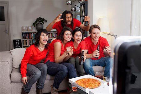 Friends watching sports on television Foto de stock - Sin royalties Premium, Código: 649-06112970