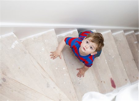 Toddler boy climbing steps Foto de stock - Sin royalties Premium, Código: 649-06113424