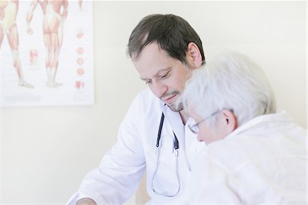 senior patient and doctor and hospital - Parler avec le patient dans le cabinet de médecin Photographie de stock - Premium Libres de Droits, Code: 649-06113672