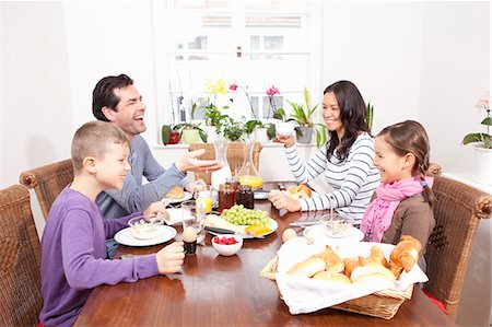 simsearch:649-06943770,k - Family eating breakfast at table Foto de stock - Sin royalties Premium, Código: 649-06113820
