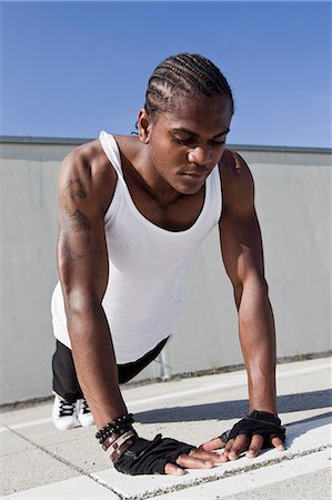 simsearch:649-06164469,k - Athlete doing push ups on sidewalk Foto de stock - Sin royalties Premium, Código: 649-06164476