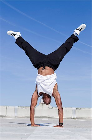 power energetic picture - Man doing handstand on urban rooftop Stock Photo - Premium Royalty-Free, Code: 649-06164470