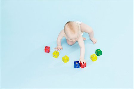 simsearch:649-07280933,k - Baby boy playing with colored blocks Foto de stock - Sin royalties Premium, Código: 649-06164650