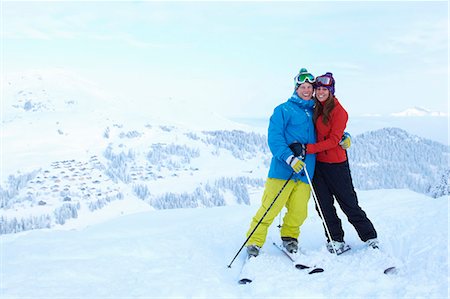 simsearch:6113-07790711,k - Skieurs s'enlaçant au sommet de la montagne enneigée Photographie de stock - Premium Libres de Droits, Code: 649-06164795