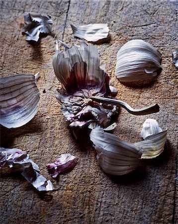 Garlic cloves and skin on wooden board Stock Photo - Premium Royalty-Free, Code: 649-06165107