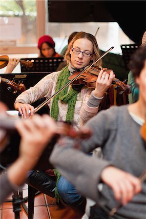 performance - Violin player practicing with group Stock Photo - Premium Royalty-Free, Code: 649-06305069