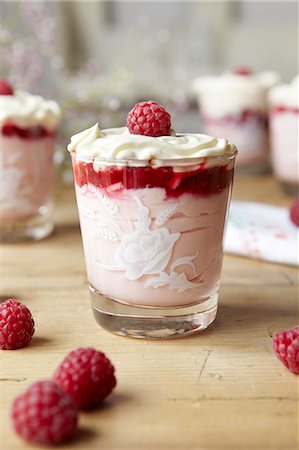 simsearch:614-06116210,k - Bowl of pudding with fruit and cream Foto de stock - Sin royalties Premium, Código: 649-06305139