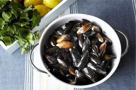 seafood - Close up of strainer of mussels Foto de stock - Sin royalties Premium, Código: 649-06305133