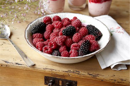 fruits in wooden table - Bowl of berries on table Stock Photo - Premium Royalty-Free, Code: 649-06305140