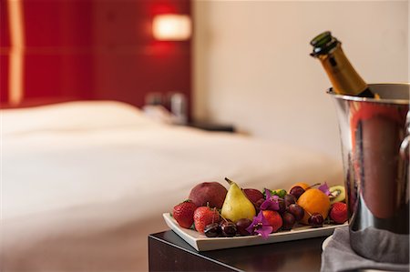 Fruit plate and champagne in hotel room Foto de stock - Sin royalties Premium, Código: 649-06352504