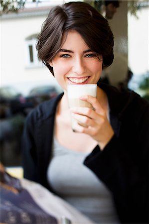 Souriant buvant café femme cafe Photographie de stock - Premium Libres de Droits, Code: 649-06352546