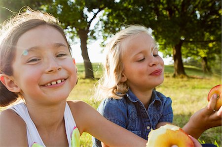 Laughing girls eating apples outdoors Foto de stock - Sin royalties Premium, Código: 649-06352654