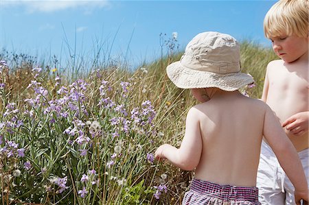 Children playing in tall grass Stock Photo - Premium Royalty-Free, Code: 649-06352898