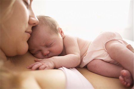 simsearch:6113-06720631,k - Mother cradling newborn infant Foto de stock - Sin royalties Premium, Código: 649-06353200