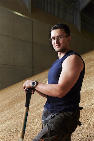 fienile - Farmer standing in shed of grain Fotografie stock - Premium Royalty-Free, Codice: 649-06353315