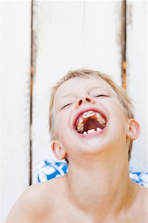 Close up of boy with braces laughing Foto de stock - Sin royalties Premium, Código: 649-06353347