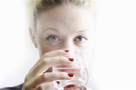 drinking water glass - Close up of woman drinking glass of wine Foto de stock - Sin royalties Premium, Código: 649-06353350