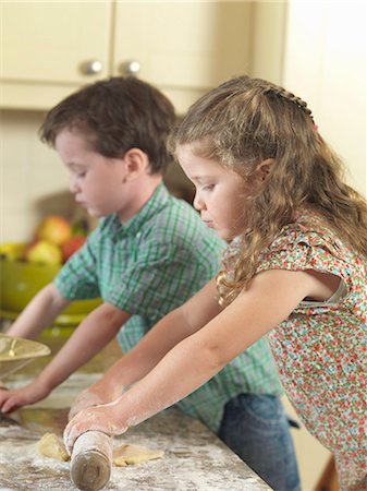 simsearch:846-02794589,k - Children baking together in kitchen Stock Photo - Premium Royalty-Free, Code: 649-06400425