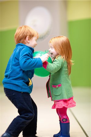 Children playing with balloon Foto de stock - Sin royalties Premium, Código: 649-06400438