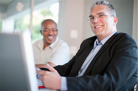 Homme d'affaires souriant en réunion Photographie de stock - Premium Libres de Droits, Code: 649-06432297