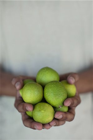 Gros plan des mains tenant des limes Photographie de stock - Premium Libres de Droits, Code: 649-06432401